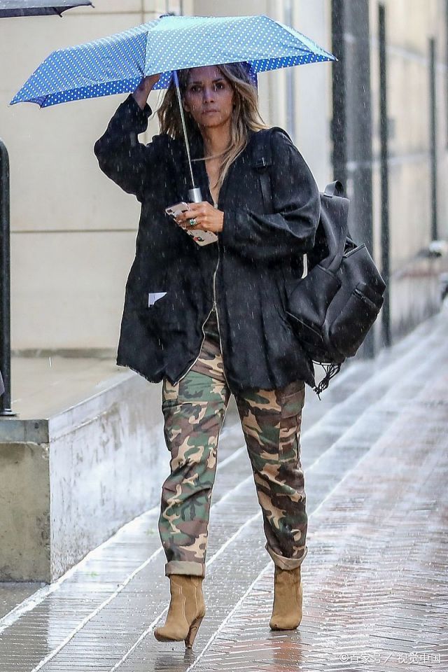 影星"哈莉·贝瑞"现身街头显臃肿,网友:当年的你,哪去了?